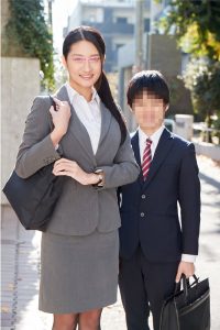 高身長の働くインテリOL限定 身長170cm超えの美脚の女先輩と低身長の後輩くんが勤務中に身長差SEXに挑戦！いつも厳しい女上司のモデルのような身体に触れ部下は思わずフル勃起！後輩のチ○ポに激突きされ本気イキした先輩オマ○コは中出しまでしてしまうのか！？ さおり